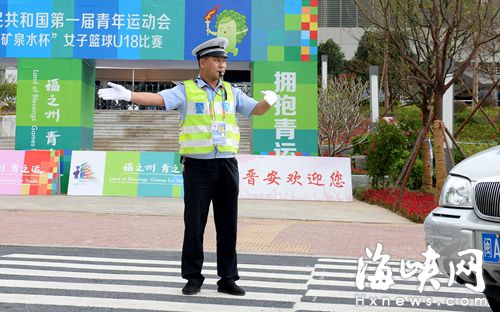 胡增榮在場(chǎng)館外引導(dǎo)車輛