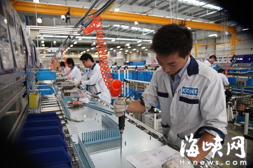 電梯是一種高科技自動(dòng)化控制的特種設(shè)備，各類設(shè)備元件數(shù)百個(gè)，每個(gè)元件都需技術(shù)人員嚴(yán)格把關(guān)