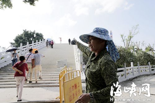 王大姐向記者講述勇士救人全過程