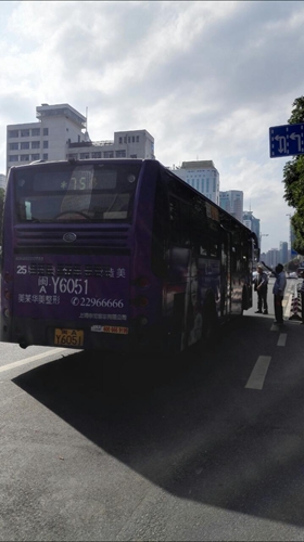 老人擋在75路車前想上車，交通協管員在一旁勸說