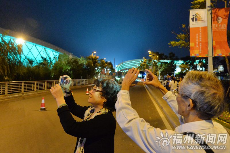 海峽奧體中心“一場三館”絢麗　觀眾在場外拍照