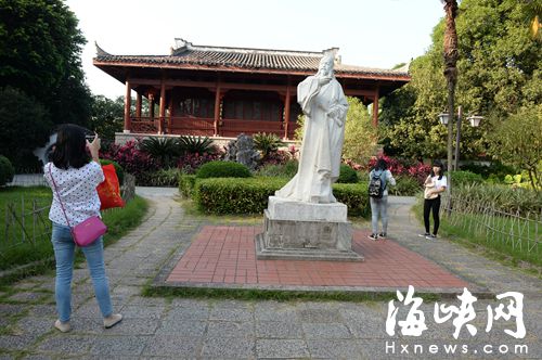 游客不認識這雕像