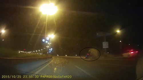 事故車（畫圈處）撞上分岔口的水泥護欄后飛滾起來