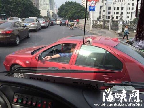福新中路福新支路路口，紅色小車橫在車道上，擋住了右轉車去路