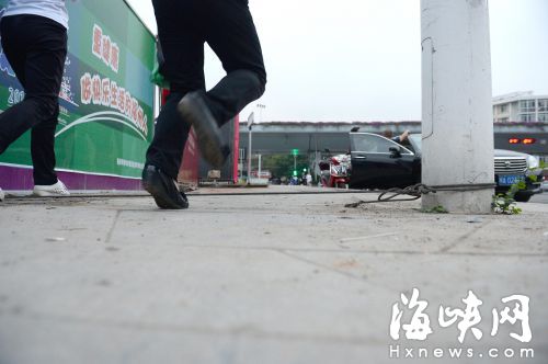 記者采訪時，兩名路人經(jīng)過事發(fā)處，又差點被鋼繩絆倒