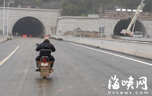 因看管疏忽，摩托車開上在建高速路