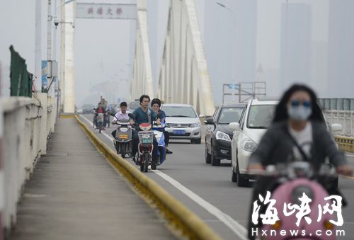 橋面進城方向的非機動車道較寬，電動車可走在道內