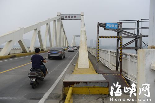 橋面出城方向的非機動車道過窄，電動車被“逼”入機動車道