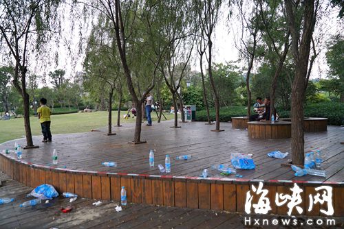 周末的沙灘公園，礦泉水瓶遍地都是