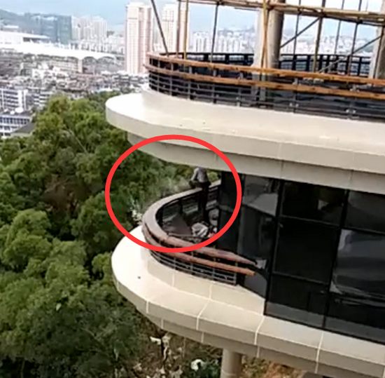 金雞山公園工人往樹林丟廢料 管理處將派人巡查