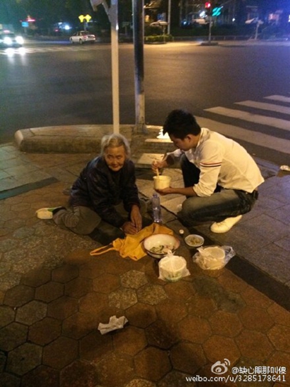 凌晨街頭小伙蹲地給乞討老人喂食　市民為此點贊