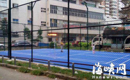 榕一新建羽毛球場很“銷魂”　網線不在場地中間