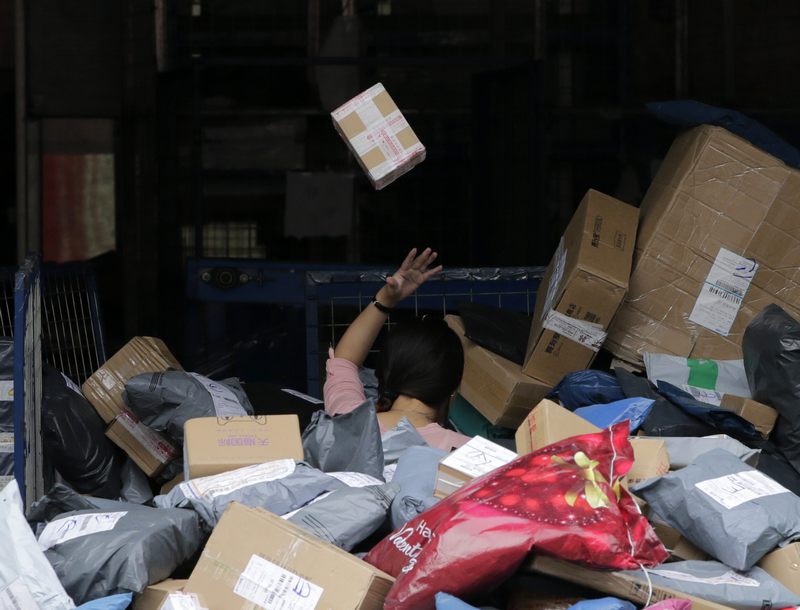 快遞暴力分揀一分鐘扔近十件 “易碎品”被拋摔