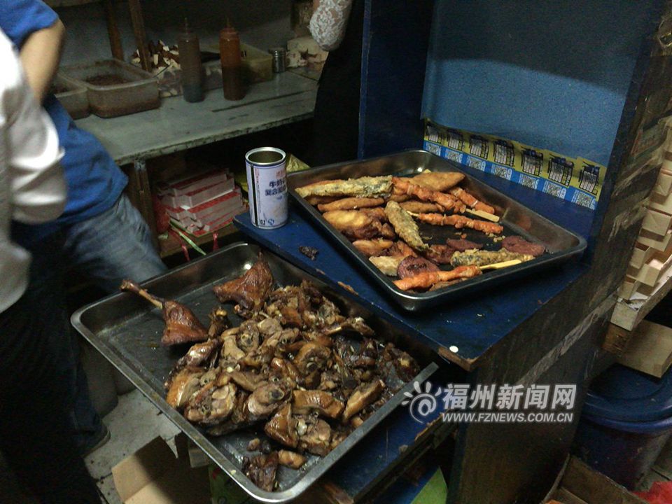 榕多部門突查外賣黑作坊 制餐環(huán)境令人觸目驚心