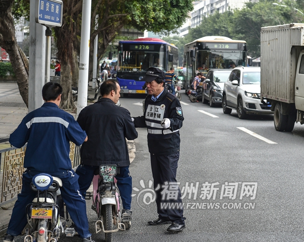 五一國貨路口電動車屢屢違法 1小時23名騎手挨罰