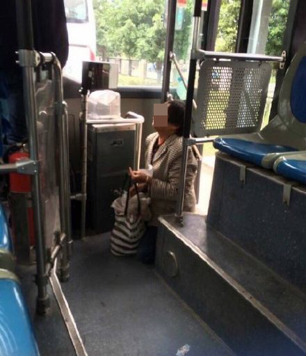 老人為帶活雞上公交車下跪　司機(jī)無奈下違規(guī)答應(yīng)