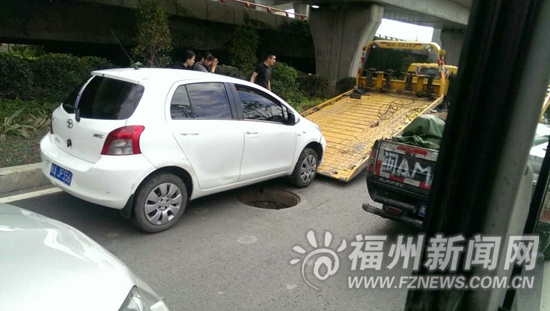 小車車輪陷入窨井出不來　致二環(huán)堵了一個半小時