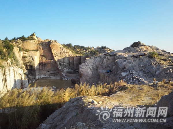 福清一山頭被“削”現深水坑　疑非法采礦點所為