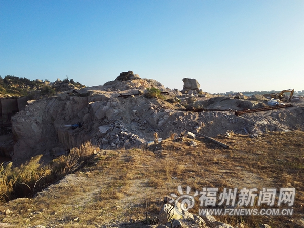 福清一山頭被“削”現(xiàn)深水坑　疑非法采礦點(diǎn)所為