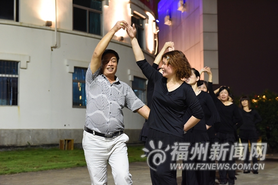 補鞋大叔的雙面人生:白天補鞋達人 晚上舞林高手