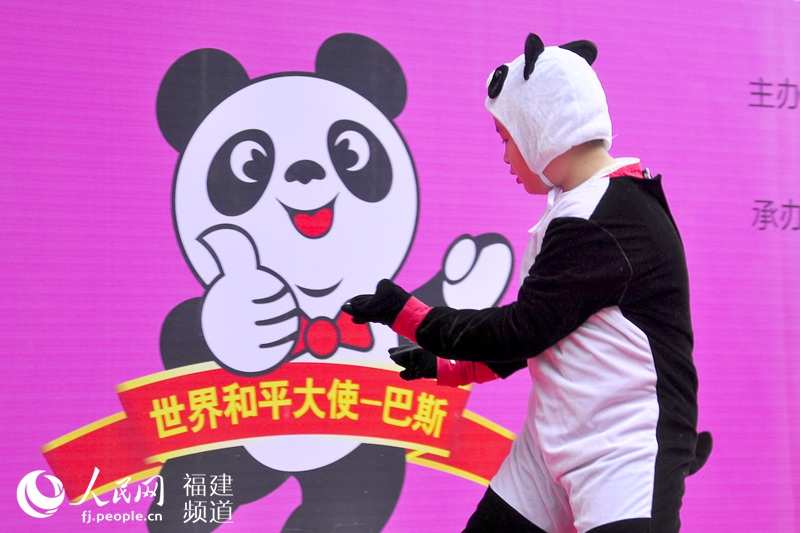 明星大熊貓“巴斯”35歲慶生 福州千人祝壽(圖)