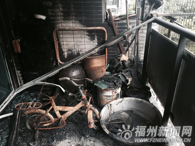 架空層深夜失火燒毀120輛電動車 老人滅火被燒傷