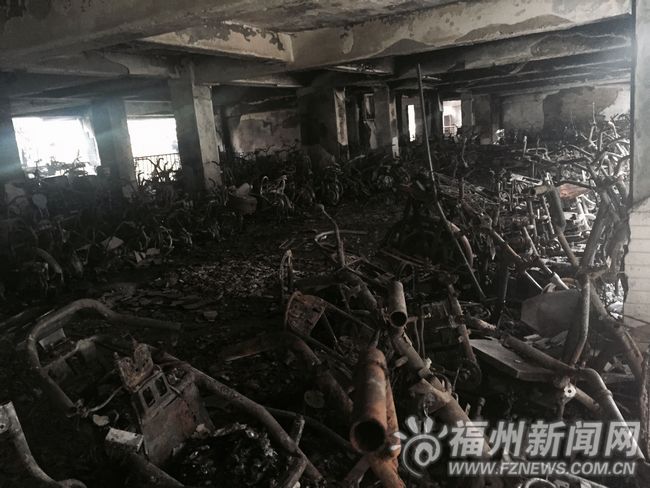 架空層深夜失火燒毀120輛電動車 老人滅火被燒傷