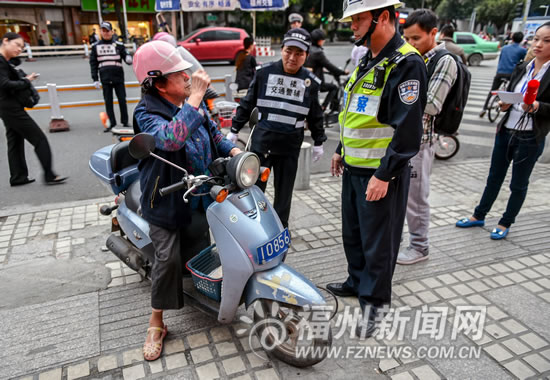 駕照過(guò)期十年依姆仍騎摩托出行　車輛逾期未年檢