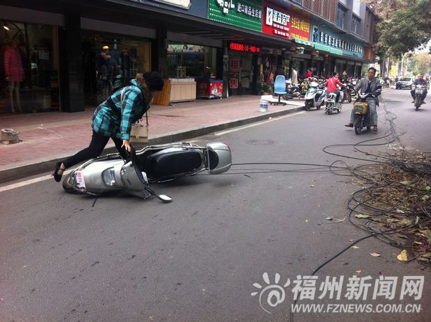 長樂路非機動車道纜線散落　一天絆倒七八名騎手