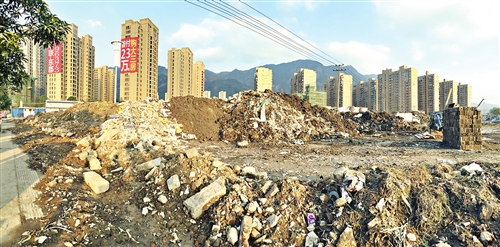 晉安東山路拆遷地塊淪為垃圾場(chǎng)　渣土連片堆成山