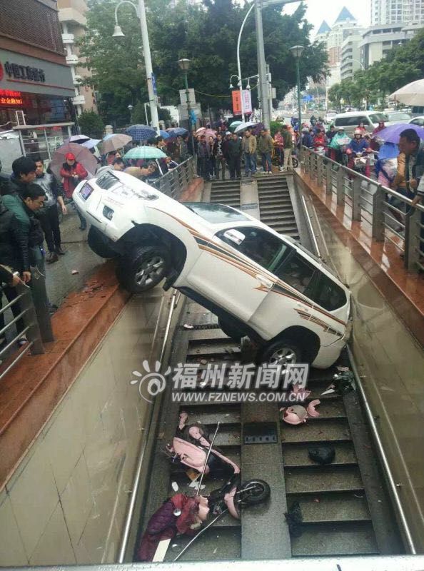 小車倒車時突然加速沖入地下通道 撞倒路邊電動車