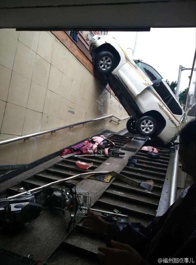 小車倒車時突然加速沖入地下通道 撞倒路邊電動車
