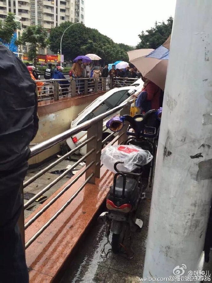 小車倒車時突然加速沖入地下通道 撞倒路邊電動車