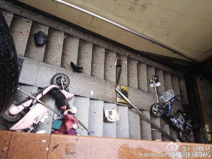 小車倒車時突然加速沖入地下通道 撞倒路邊電動車