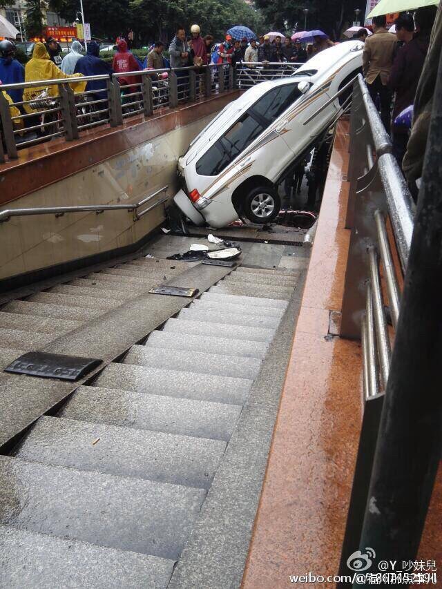 小車倒車時突然加速沖入地下通道 撞倒路邊電動車