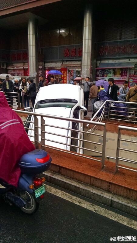 小車倒車時突然加速沖入地下通道 撞倒路邊電動車