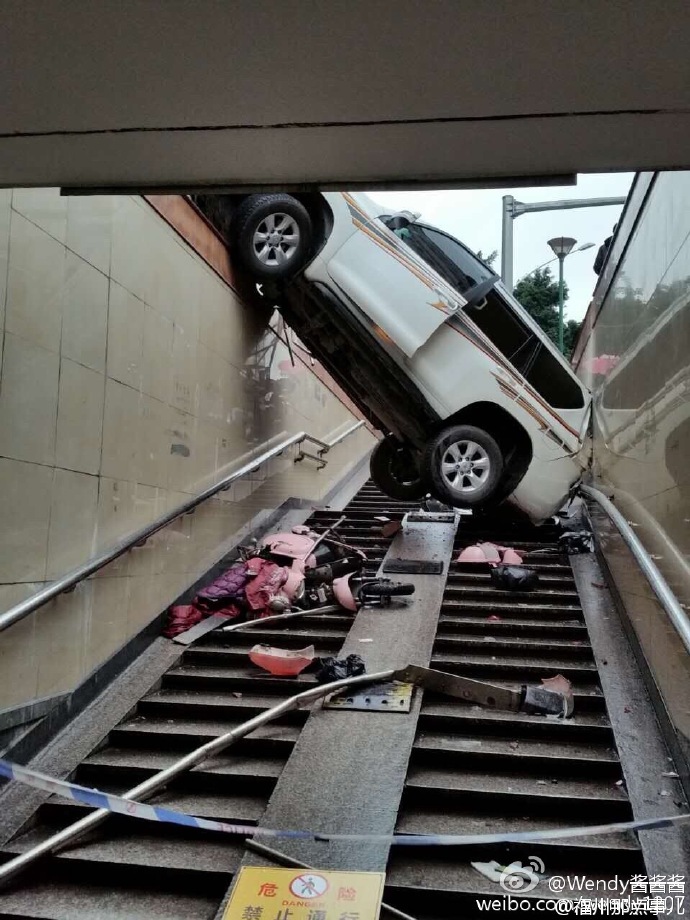 小車倒車時突然加速沖入地下通道 撞倒路邊電動車