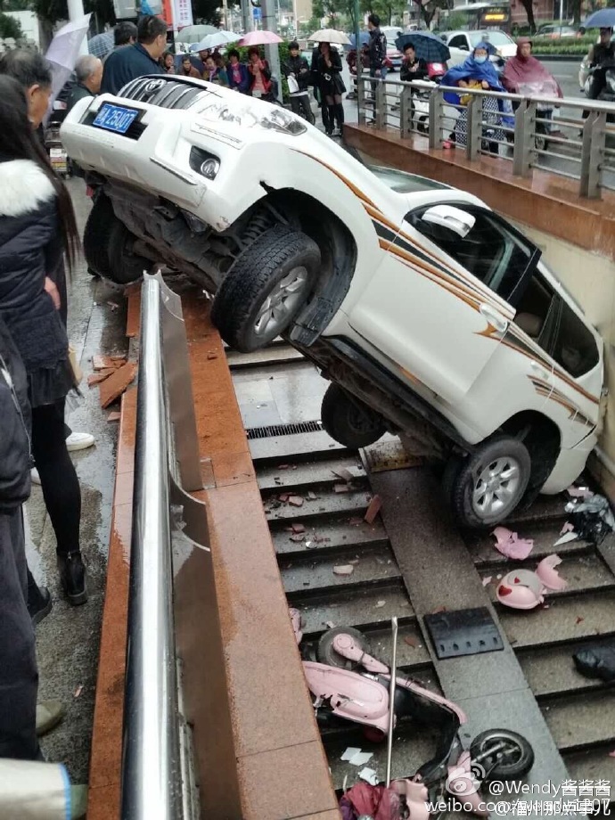 小車倒車時突然加速沖入地下通道 撞倒路邊電動車