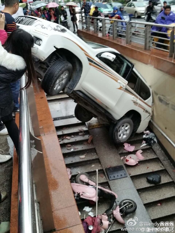 小車倒車時突然加速沖入地下通道 撞倒路邊電動車