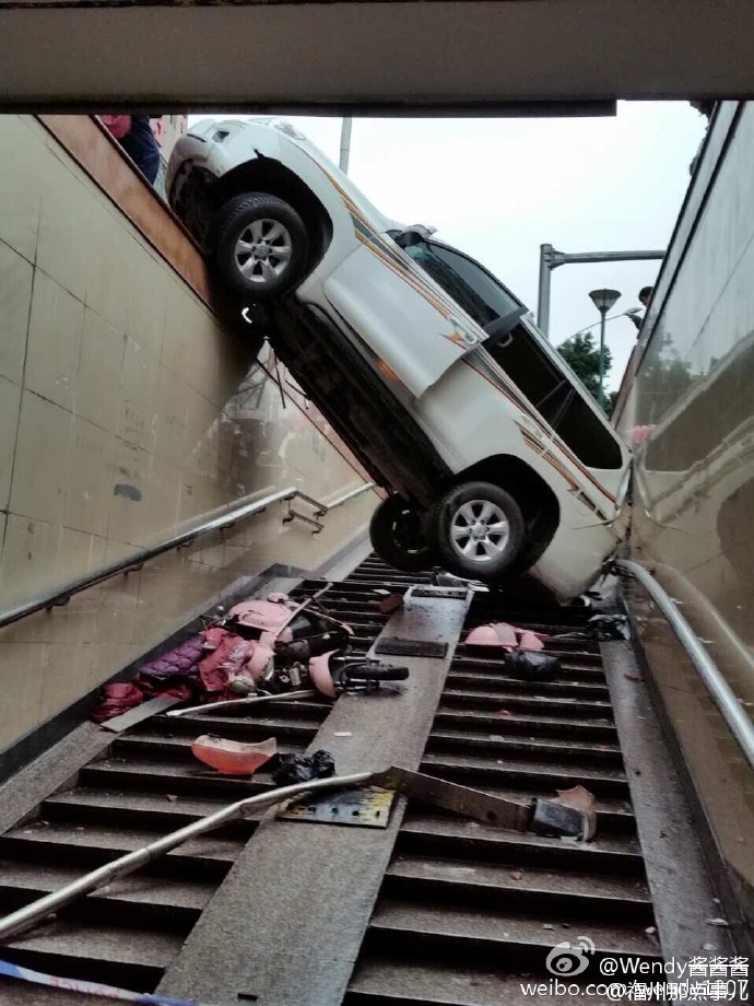 小車倒車時突然加速沖入地下通道 撞倒路邊電動車