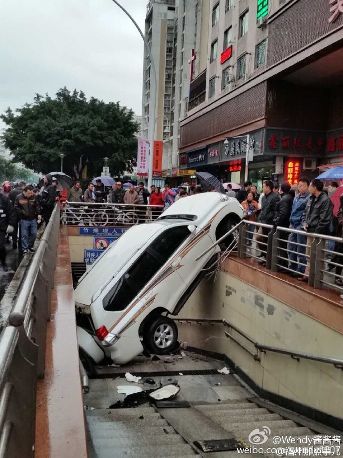 小車倒車時突然加速沖入地下通道 撞倒路邊電動車