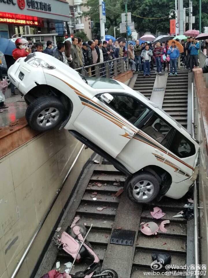 小車倒車時突然加速沖入地下通道 撞倒路邊電動車