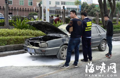 小車行駛中突發自燃　熱心保安提滅火器幫助滅火