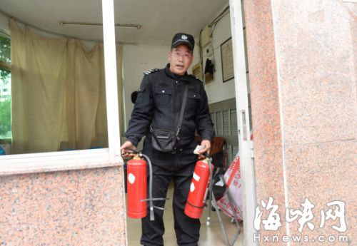 小車行駛中突發自燃　熱心保安提滅火器幫助滅火