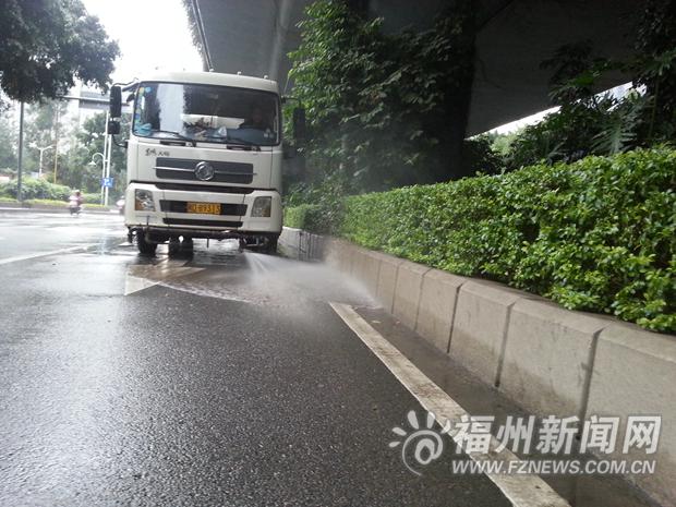 灑水車雨天上路作業　保潔員稱雨水“潤滑”污漬