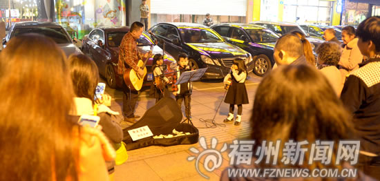 爸爸帶雙胞胎蘿莉街頭彈唱　萌翻市民也引起爭(zhēng)議