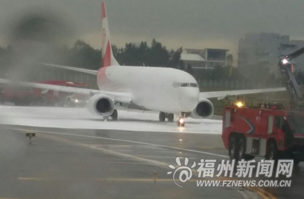 國航客機冒火花福航客機被滅火　機場調度遭質疑