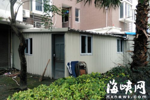 盛景黃山小區集裝箱占用綠化帶　各式違建亂人眼