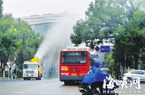 華林路霧炮車雨天上路噴水作業(yè)　市民吐槽稱浪費
