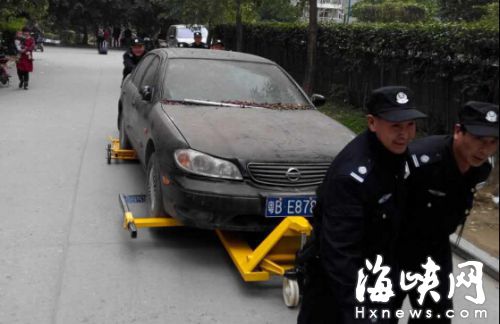 “僵尸車”長期占車位堵路　物業(yè)強拖業(yè)主點贊　